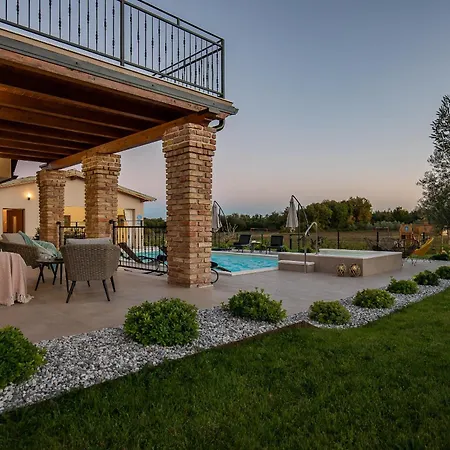 Mattuzzi In Istria With Large Garden, Kids Playground And Whirlpool Vila Loborika