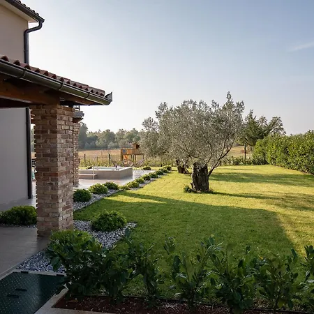 Vila Mattuzzi In Istria With Large Garden, Kids Playground And Whirlpool Loborika