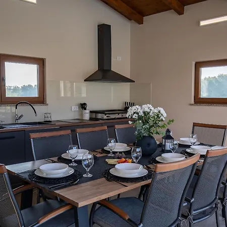 Mattuzzi In Istria With Large Garden, Kids Playground And Whirlpool * Loborika